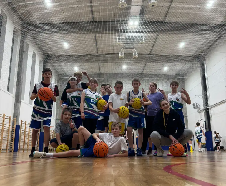 Drużyna Mojej Akademii Sportu z piłkami w hali